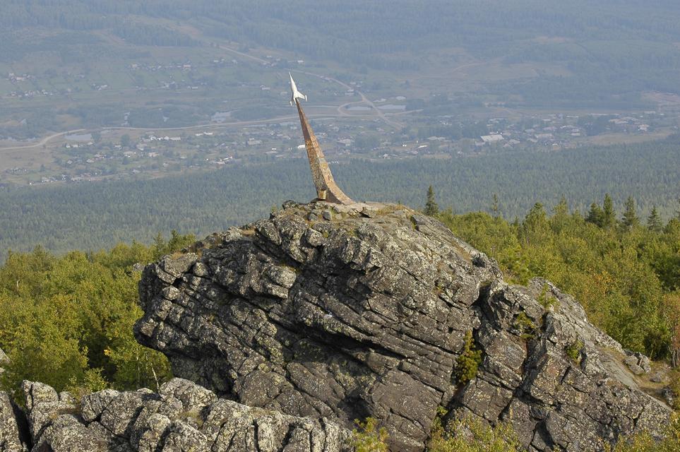 Памятник-ракета на горе Качканар Гагарину