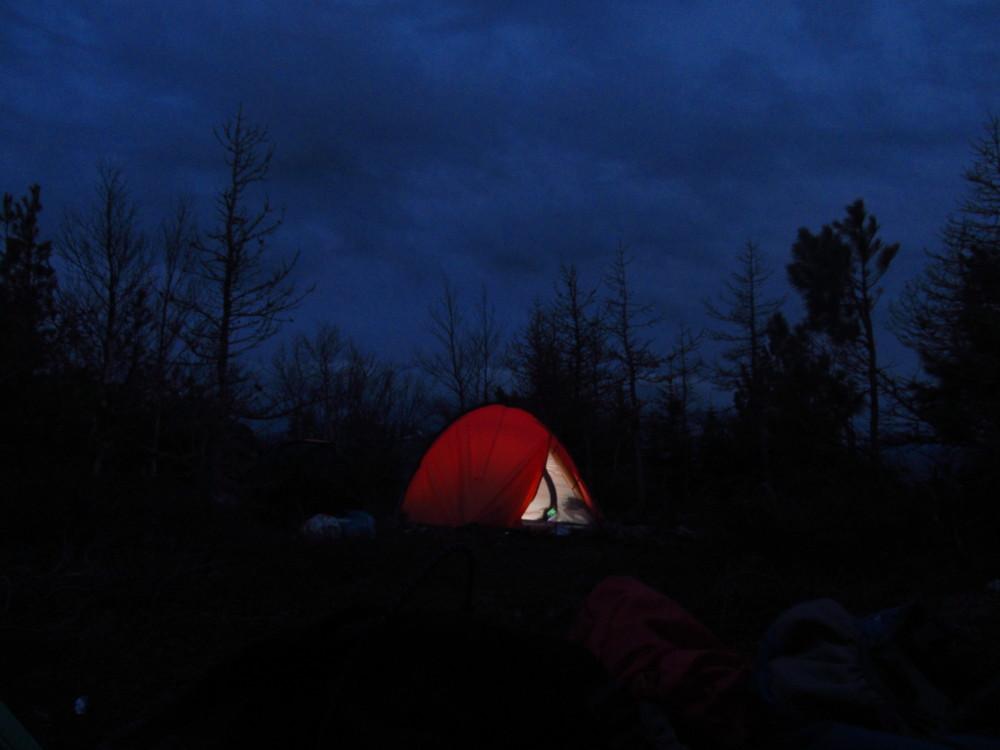 Ночная палатка в походе