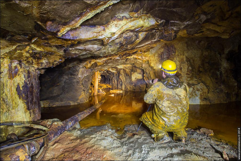 Спелеолог в шахте Демидовых