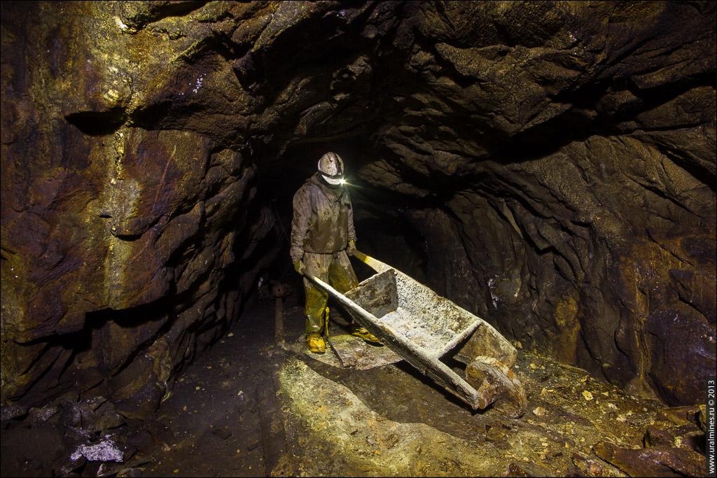 Рабочий-призрак в старой гнилой заброшенной шахте Урала