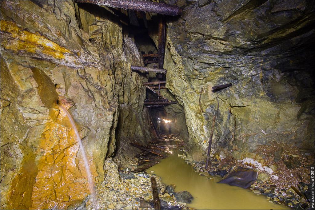 Дырявая шахта топится водой