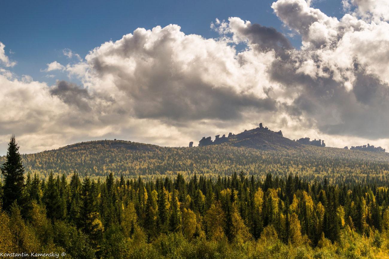 Золотая осень на Колчимском камне лес скалы облака