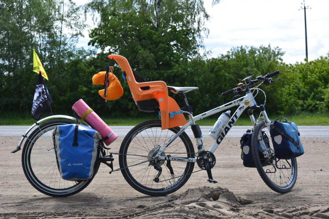 Велосипед с велокреслом и прицепом
