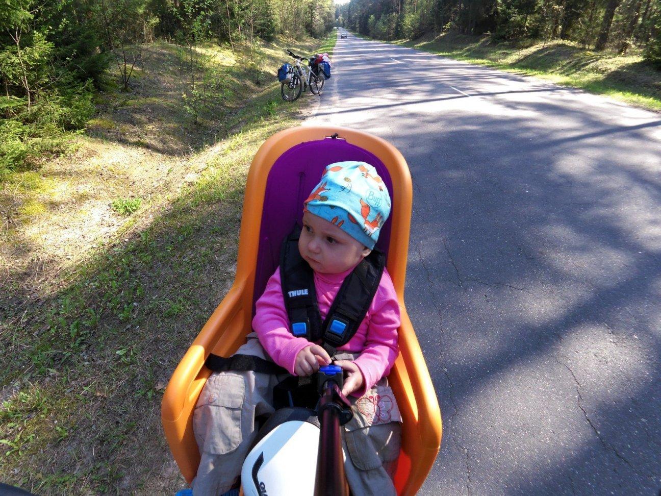 Ребенок в велокресле в походе