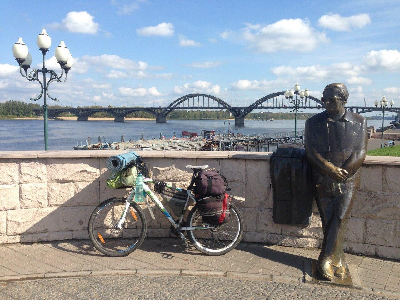 Велосипед у памятника на мосте