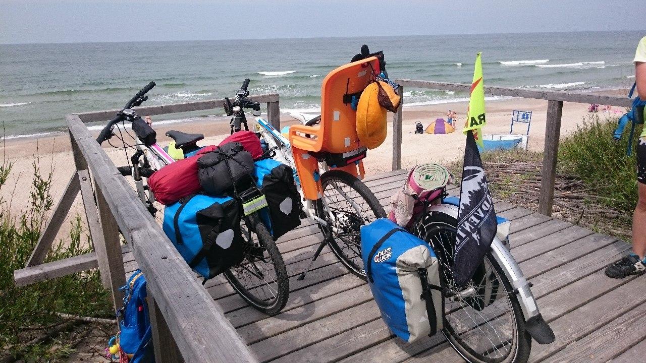 Велосипеды с рюкзаками у моря