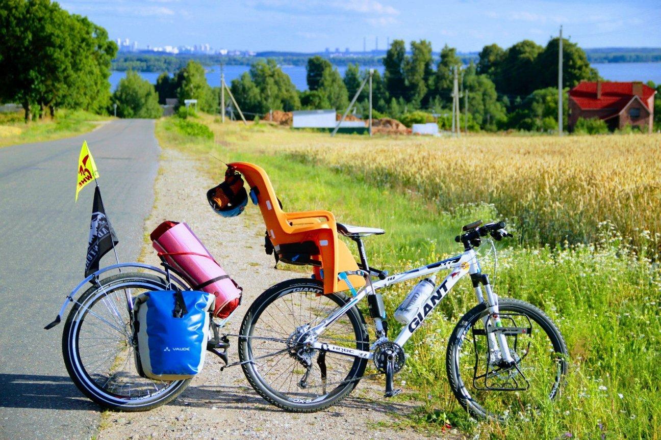 Велосипед и велоприцеп на дороге