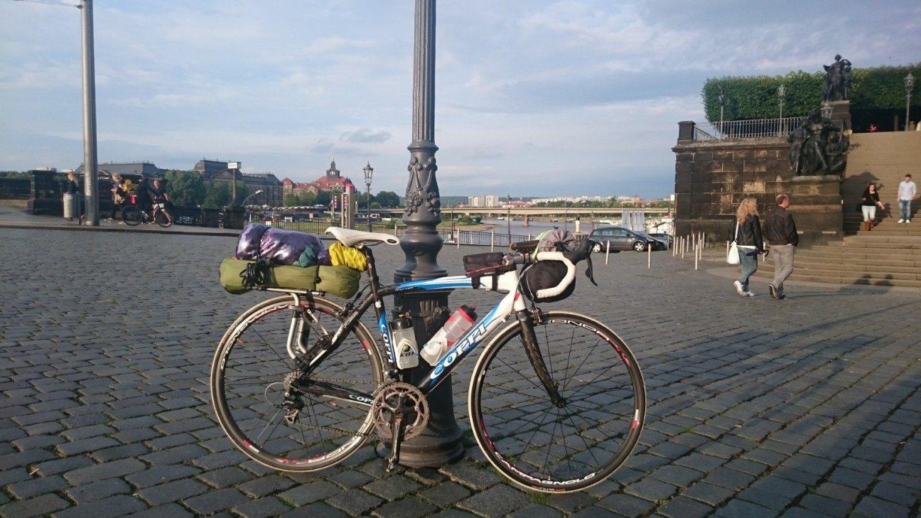 Шоссейный велосипед в городе