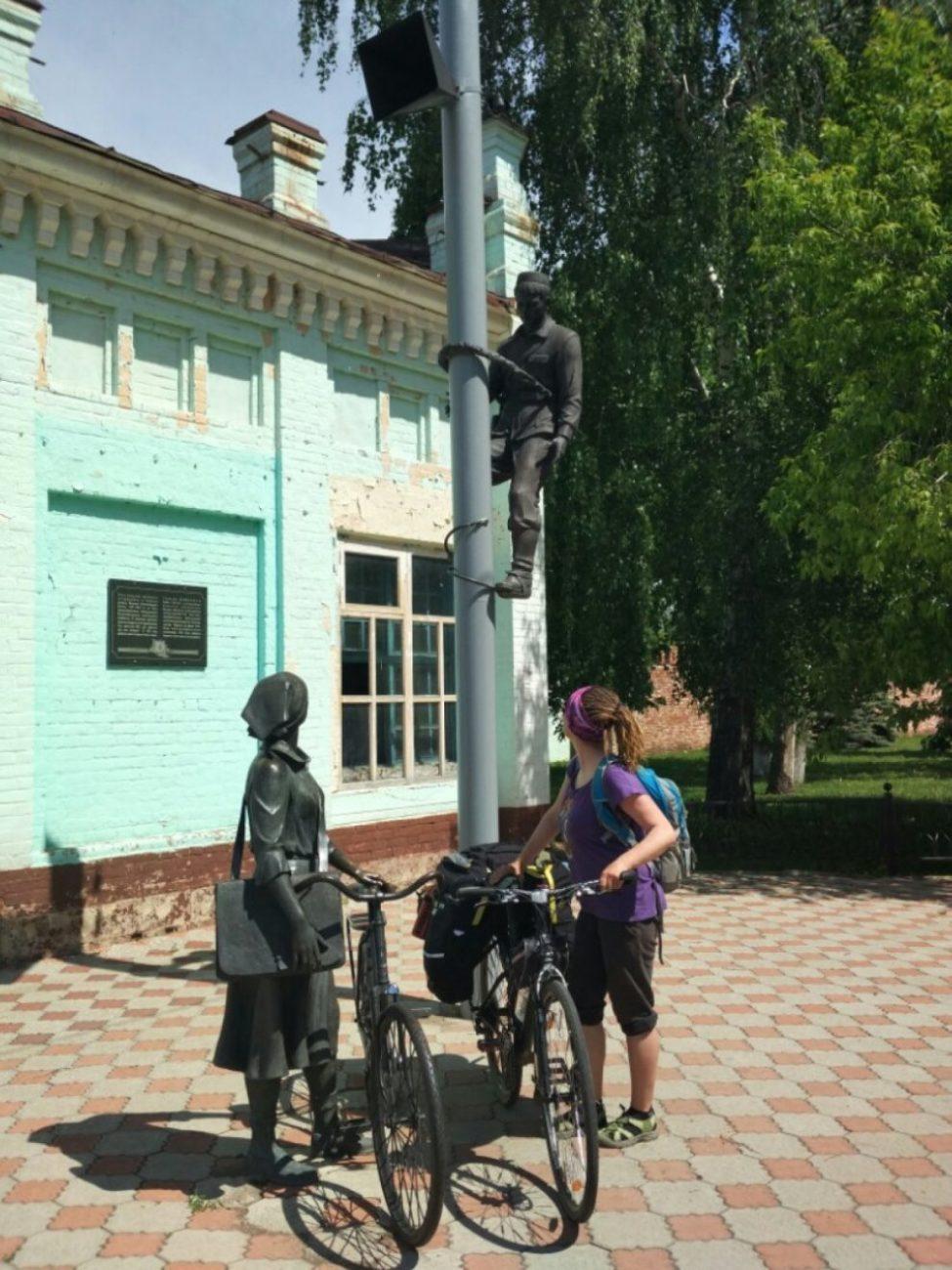 Памятник велопочтальонам и электромантерам