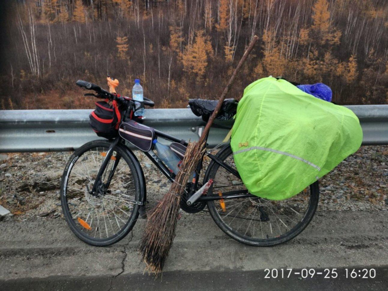 Велосипед с велорюкзаком и чехлом и метла