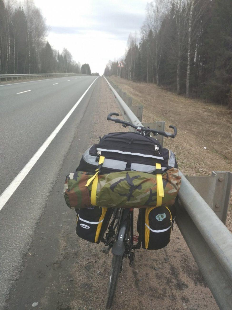 Велосипед с вюкзаком на шоссе