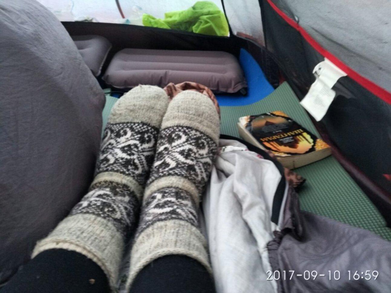 В шерстяных носках в палатке