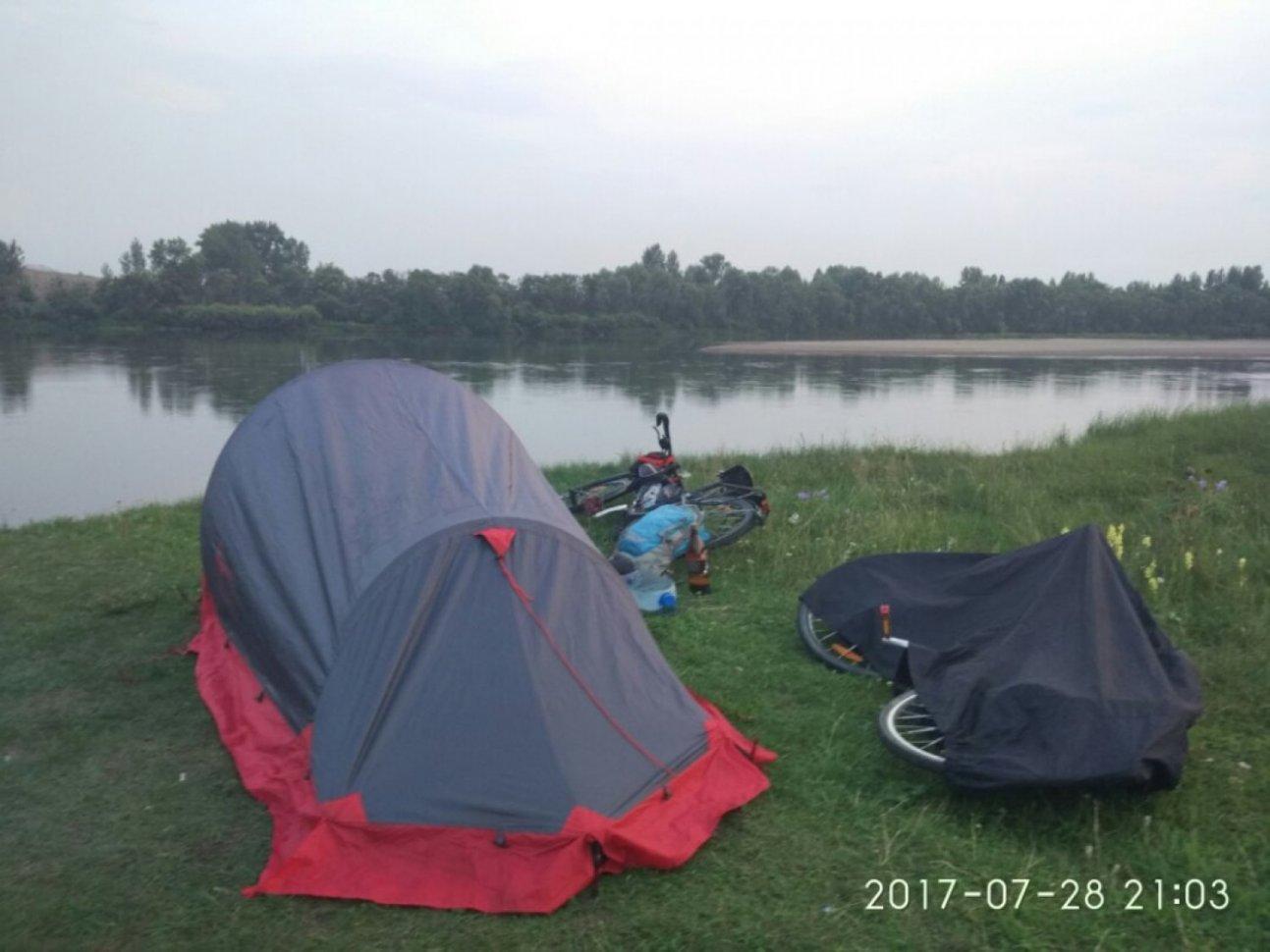 Лагерь велосипедистов в палатке