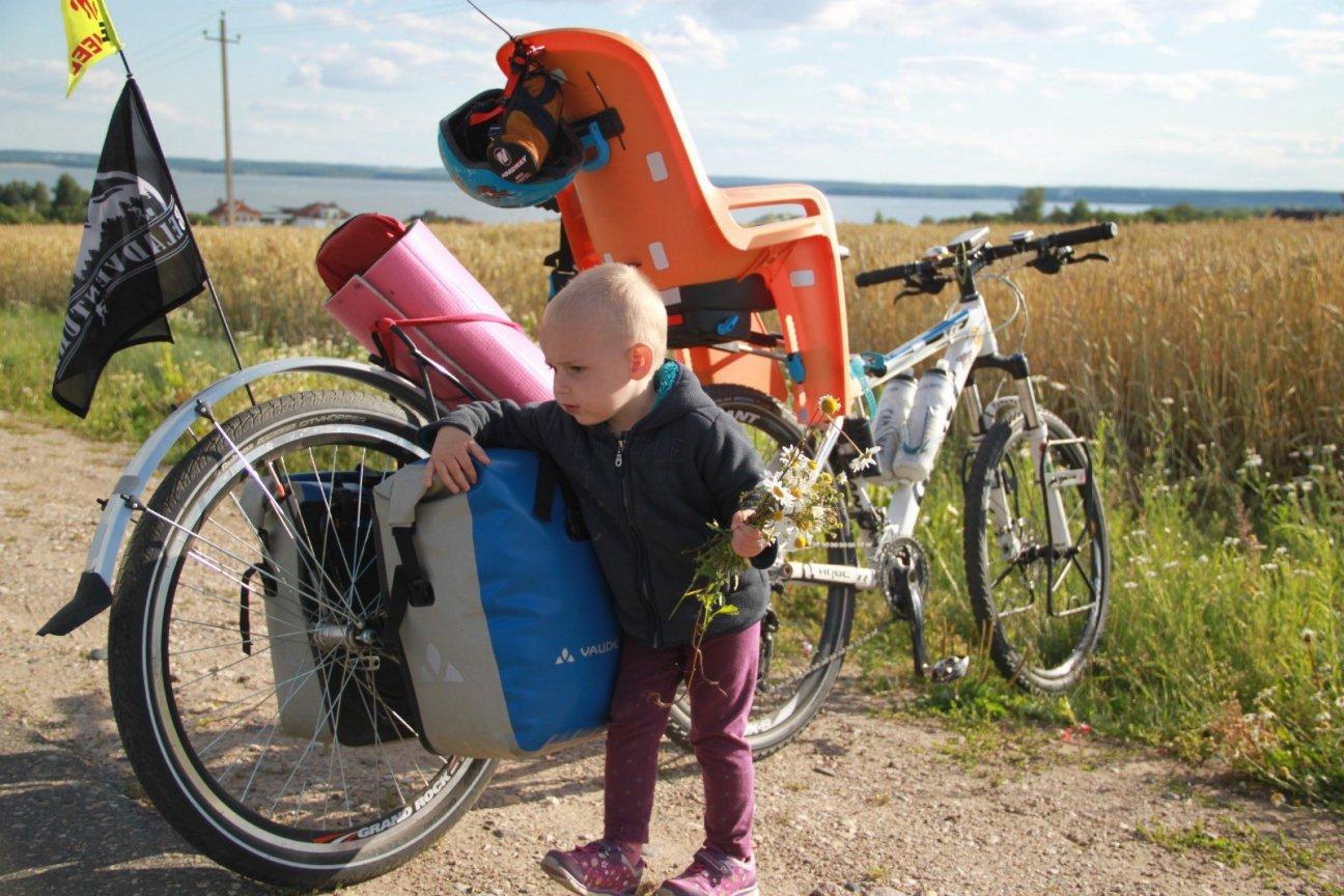 Ребенок и велосипед в поле Беларусь