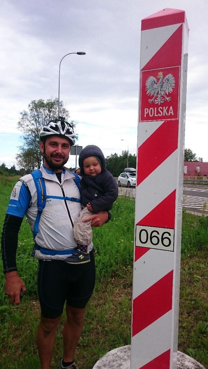 Папа с дочкой на велосипеде едут по Польше