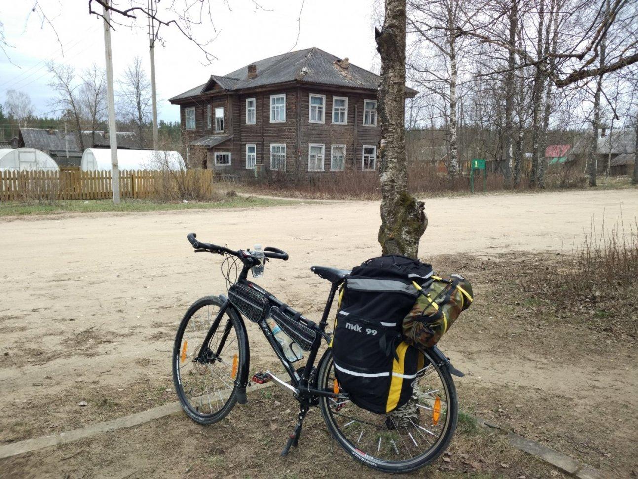 Велосипед у дерева с рюкзаком