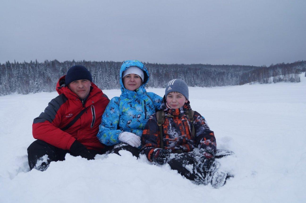 Сибирская семья в поле зимой