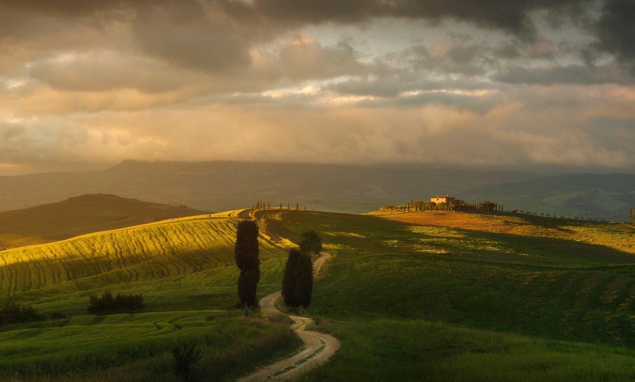 Рассветная панорамка сразу после дождя. Тоскана, Италия