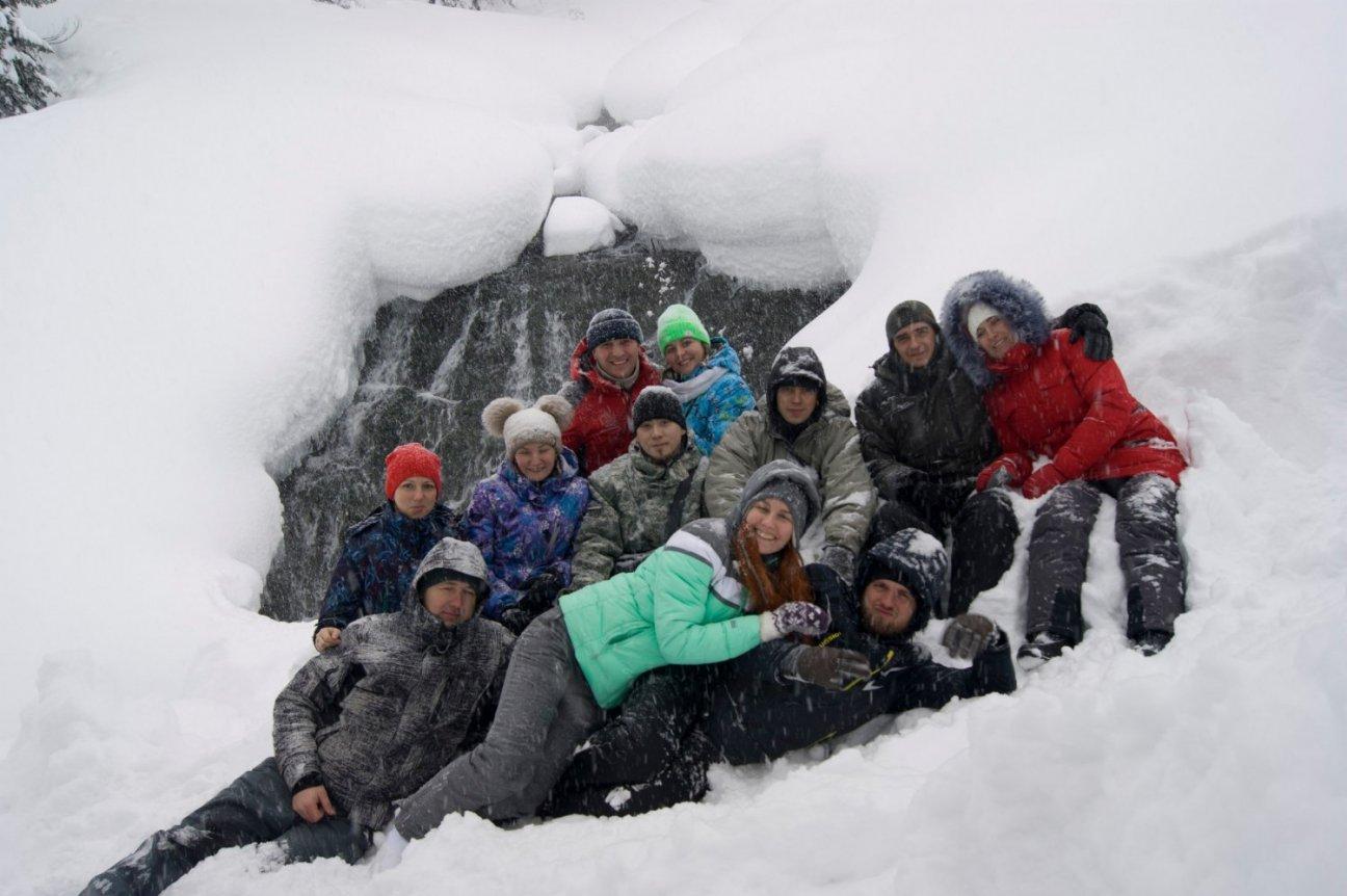 Туристы зимой в Сибири