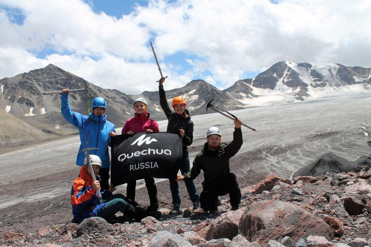 Группа туристов в горах с флагом