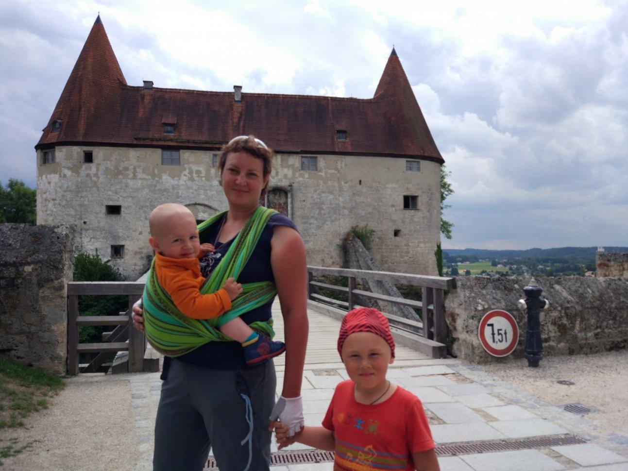 Мать с детьми путешествует по старой Европе