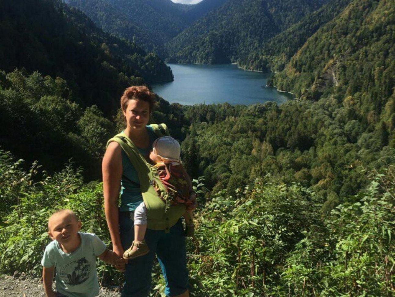 Мама путешествует с детьми по горам