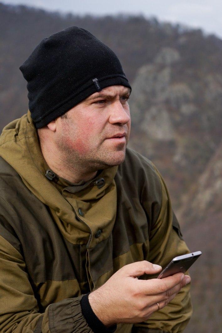 Турист с сотовым телефоном в горах