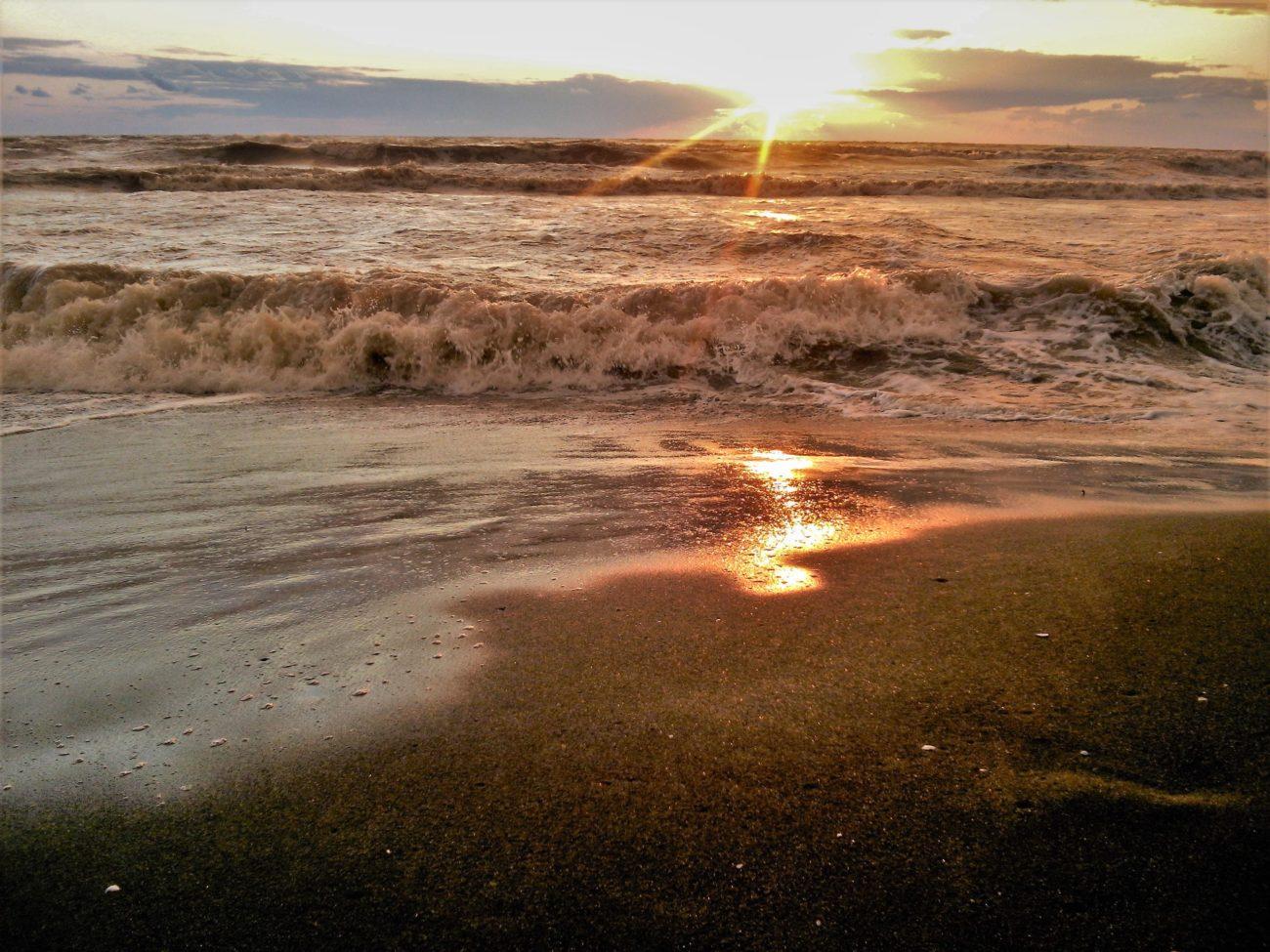 Закат на пляже Магнетити, Уреки Грузия