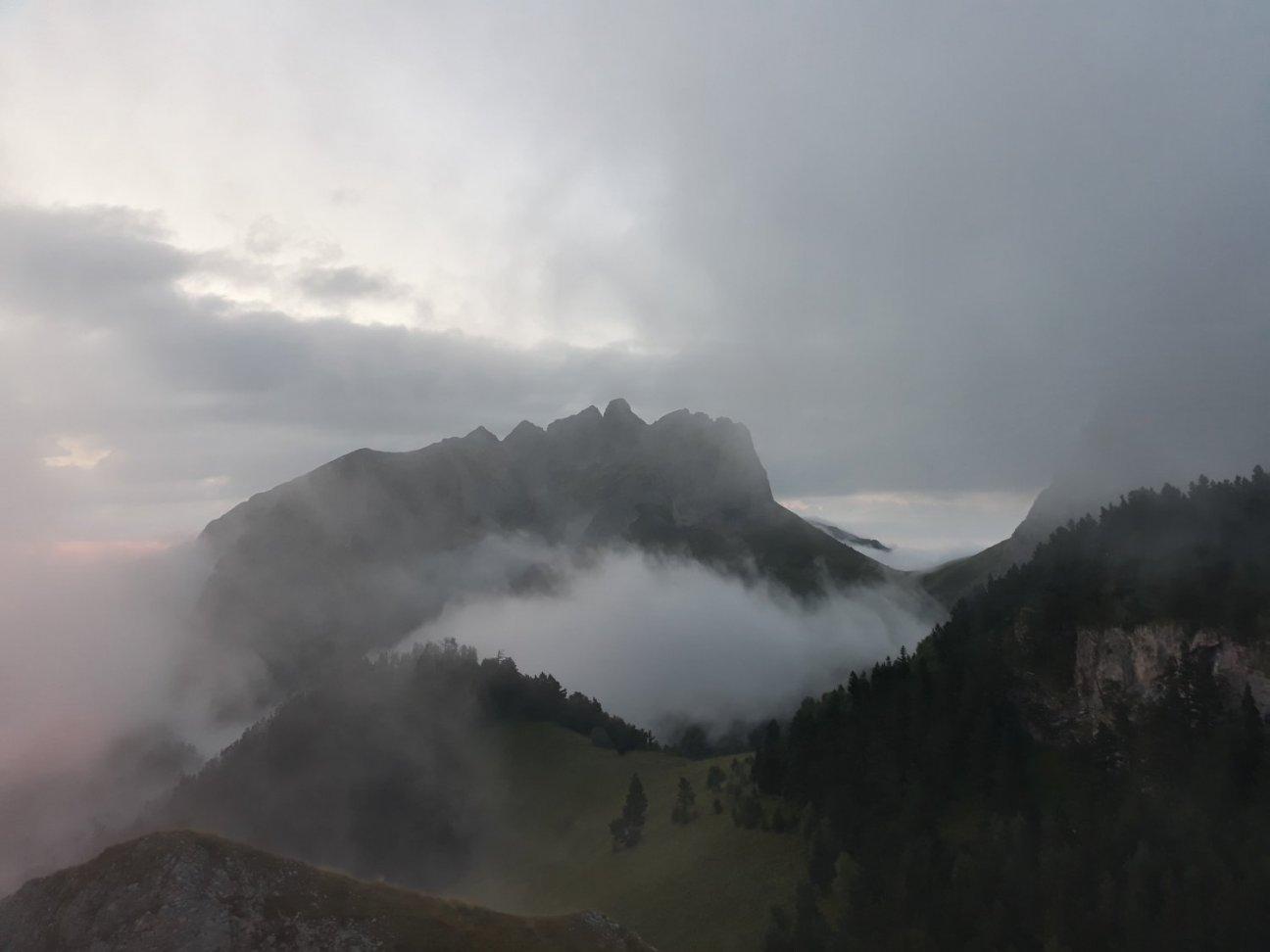 Горы, туман, пасмурная погода в горах