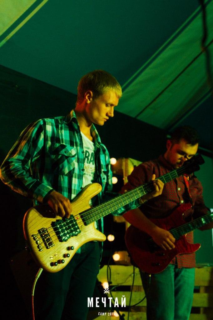 Егор Горбунов играет на басс-гитаре в рок-группе