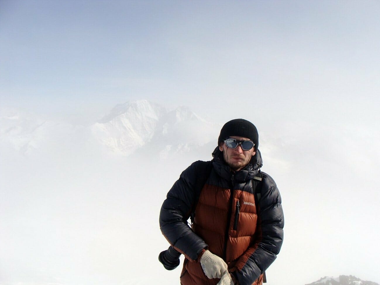 Александр Чазов с фотоаппаратом снимает горы