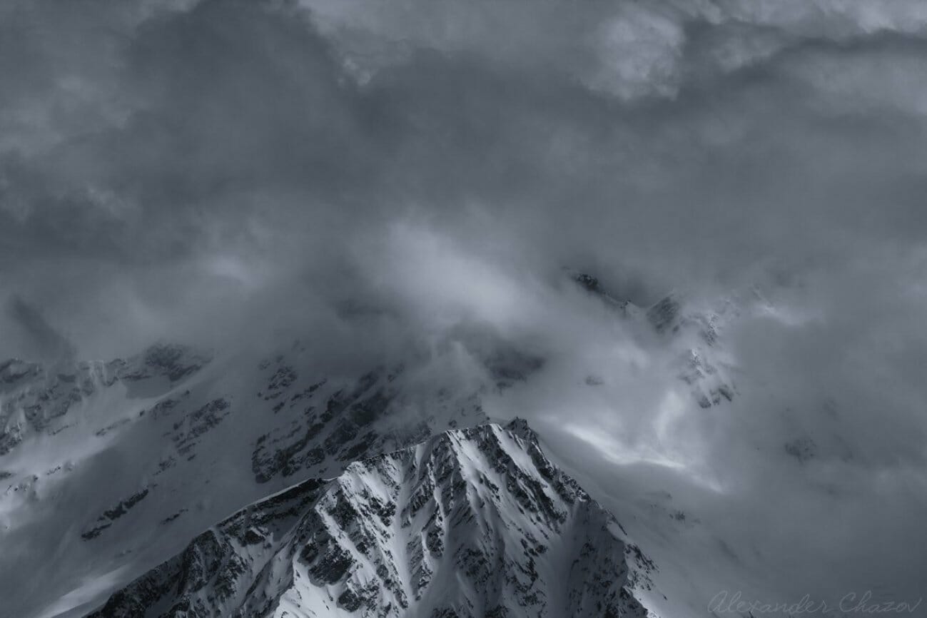 Туман над склоном горы под вековым снегом