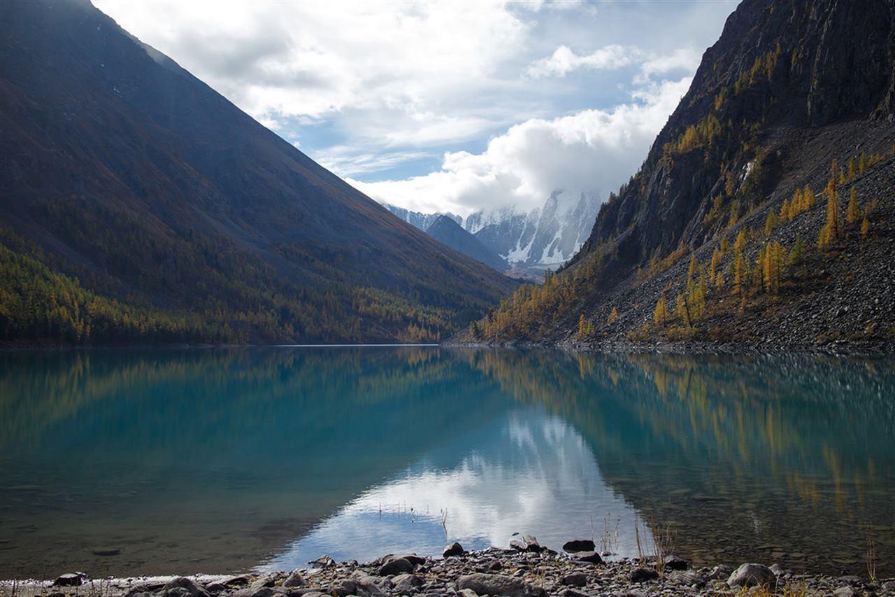 Озеро высоко в горах Алтая