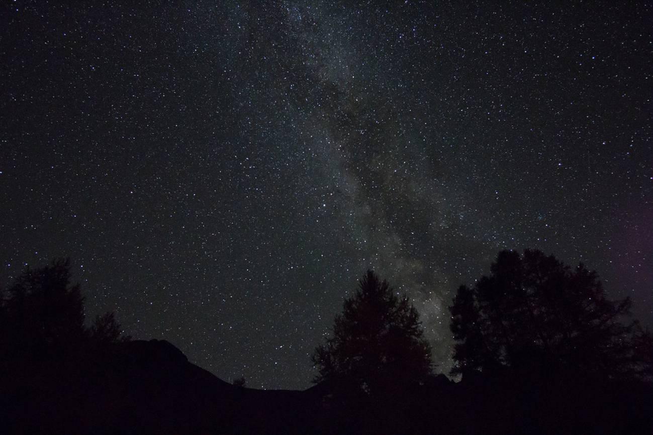 Млечный путь ночью в горах