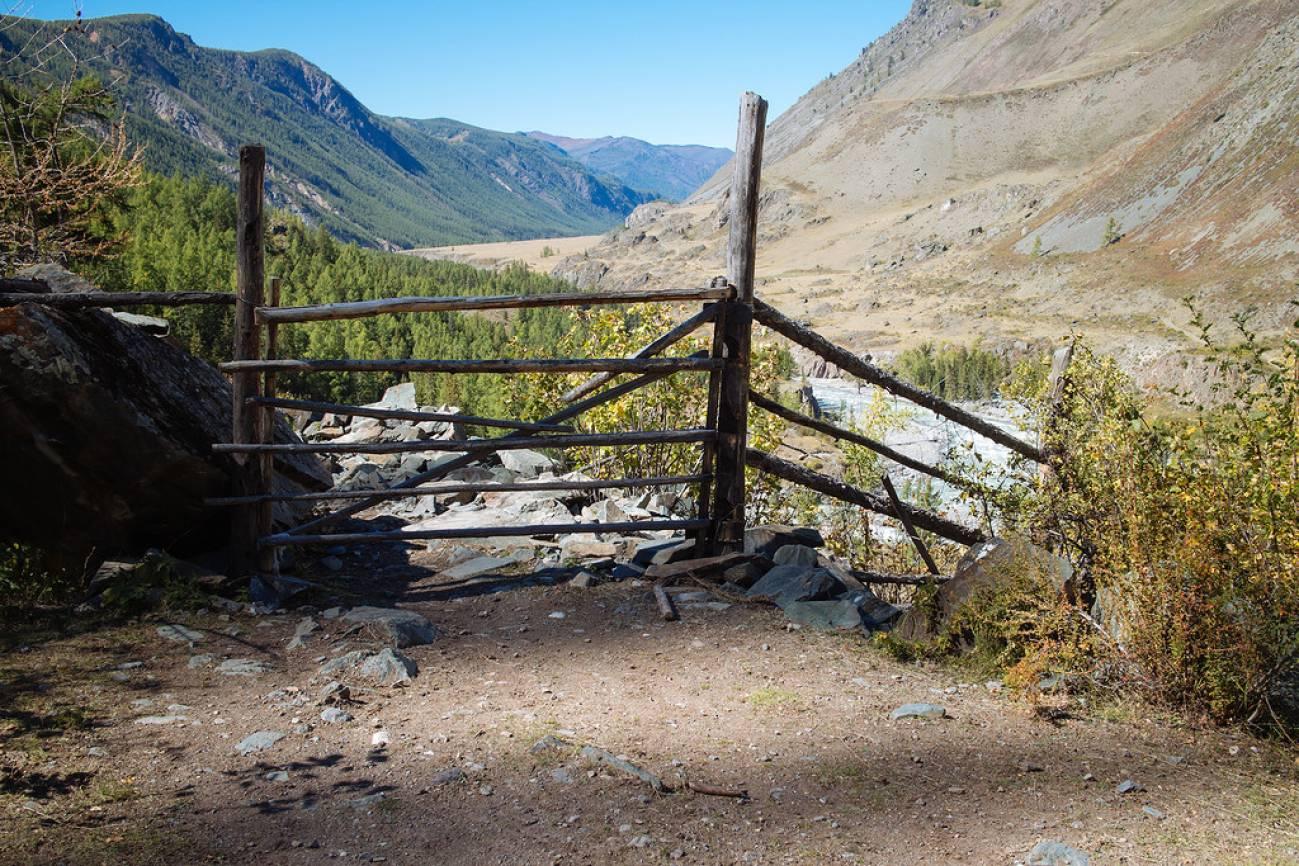 Старый деревянный забор в горах
