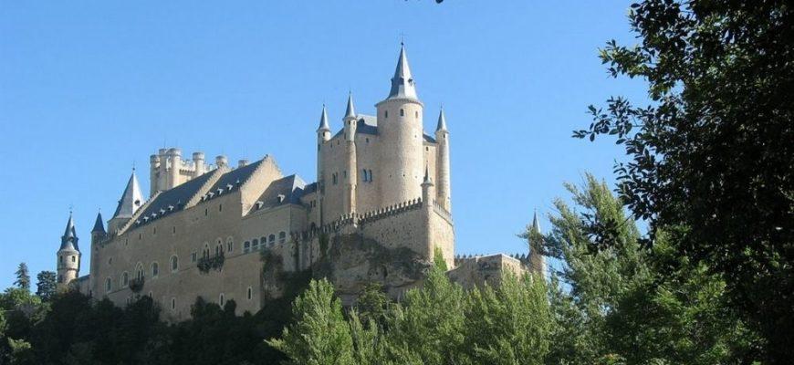Алькасар Сеговии – древняя крепость на скале в Испании