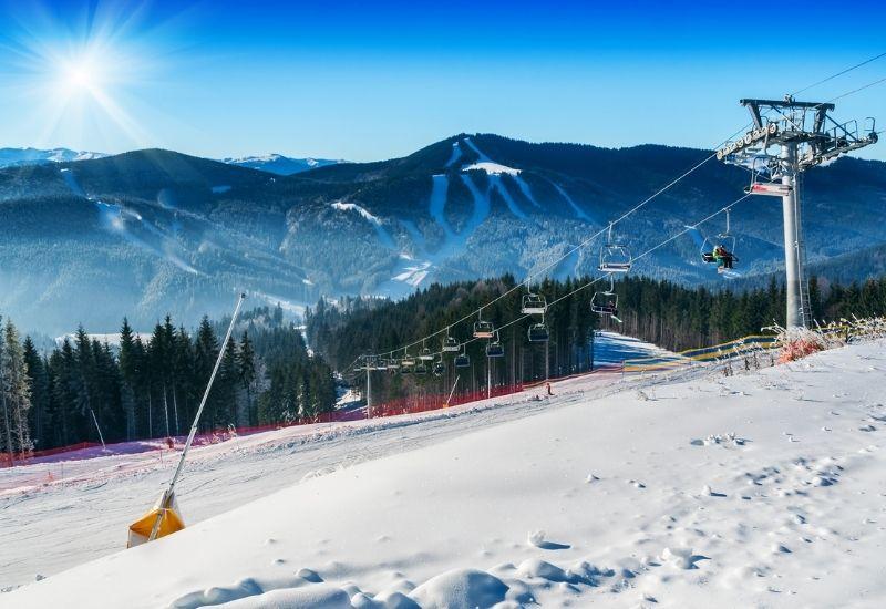 катание на лыжах на курорте Красная Поляна