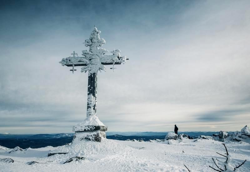 крест на горе в шерегеше