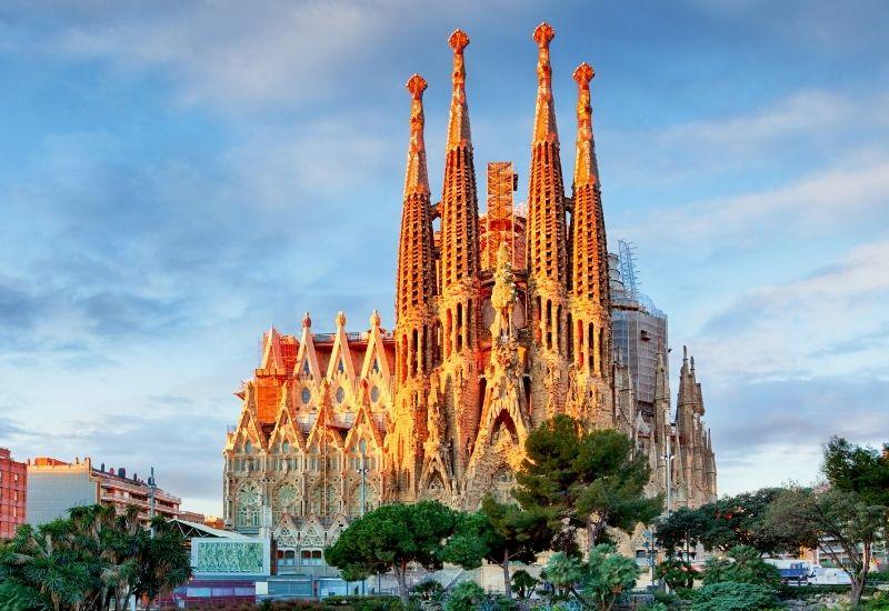 Sagrada Família в Барселоне весной