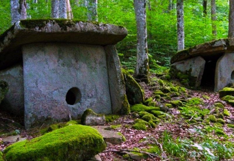 Небугские дольмены