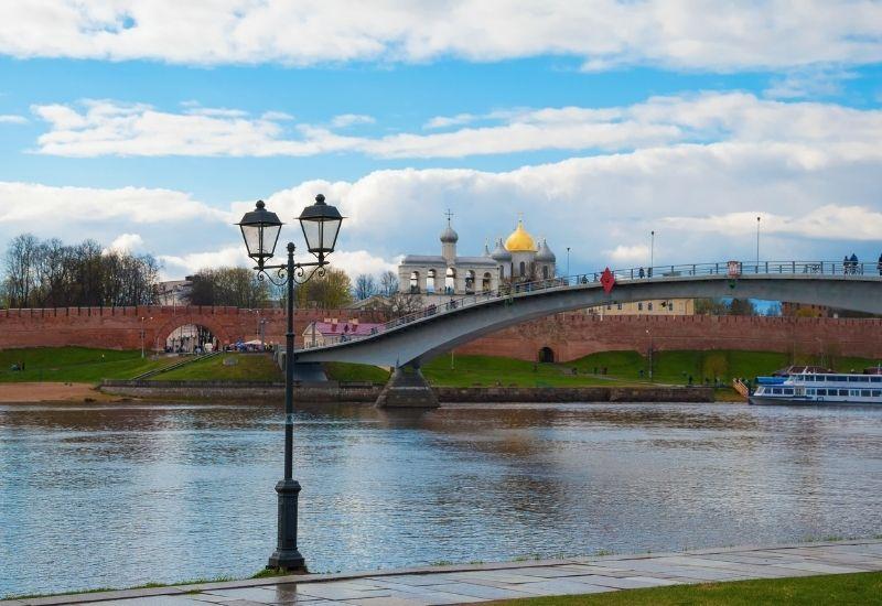 Мост через Волхов соединяет части города.