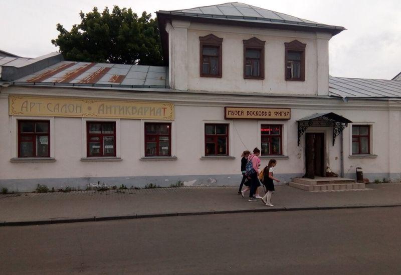 Здание музея восковых фигур.