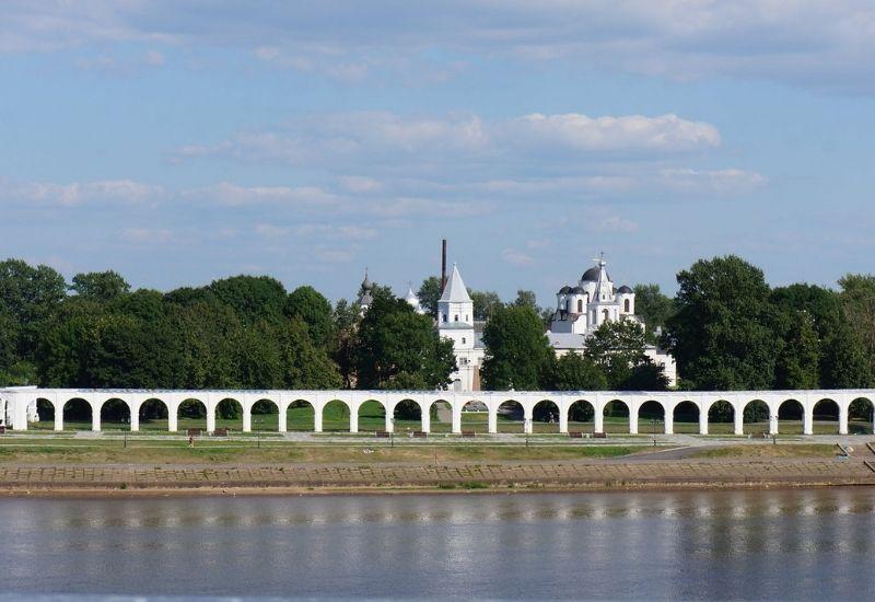 Набережная Александра Невского на реке Волхов.