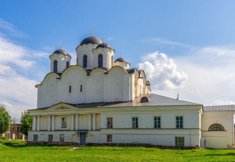 Самый древний храм города Николо-Дворищенский собор.