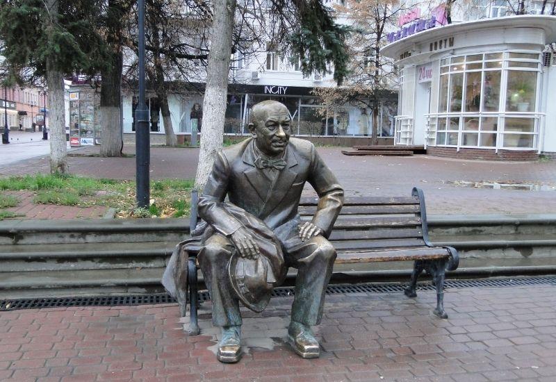 Памятник Евгению Евстигнееву в Нижнем Новгороде