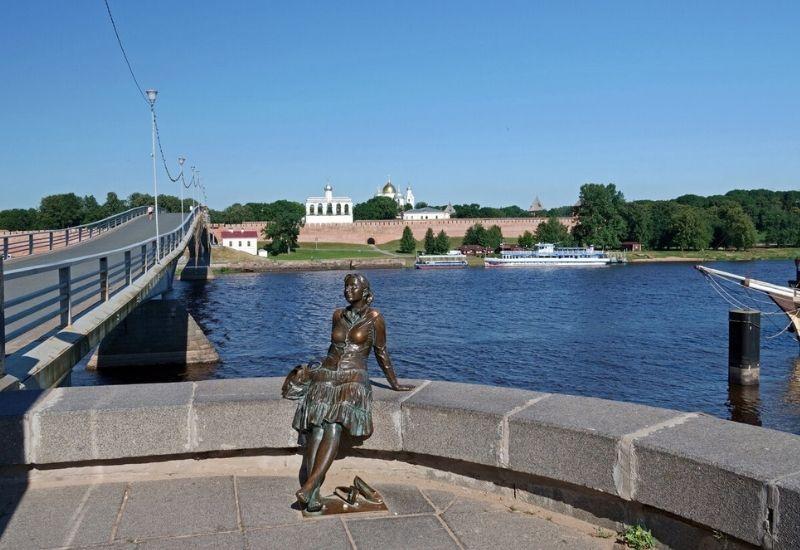 Памятник девушки, сидящей на набережной.