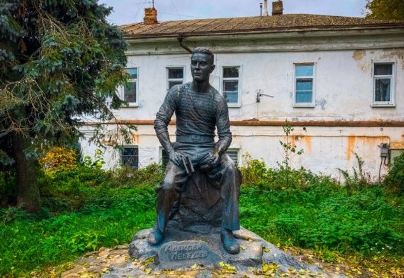 Памятник суздальскому поэту, подводнику А. Лебедеву.