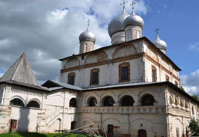 Знаменский собор построен в 17 веке.