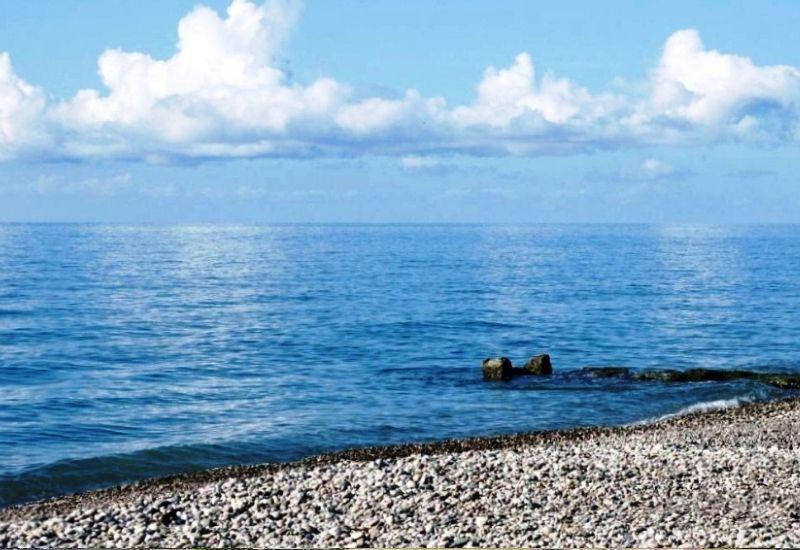 Пляж поселка Цкуара