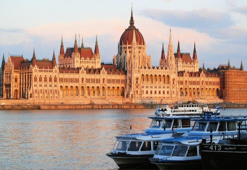 Здание парламента Венгрии в Будапеште